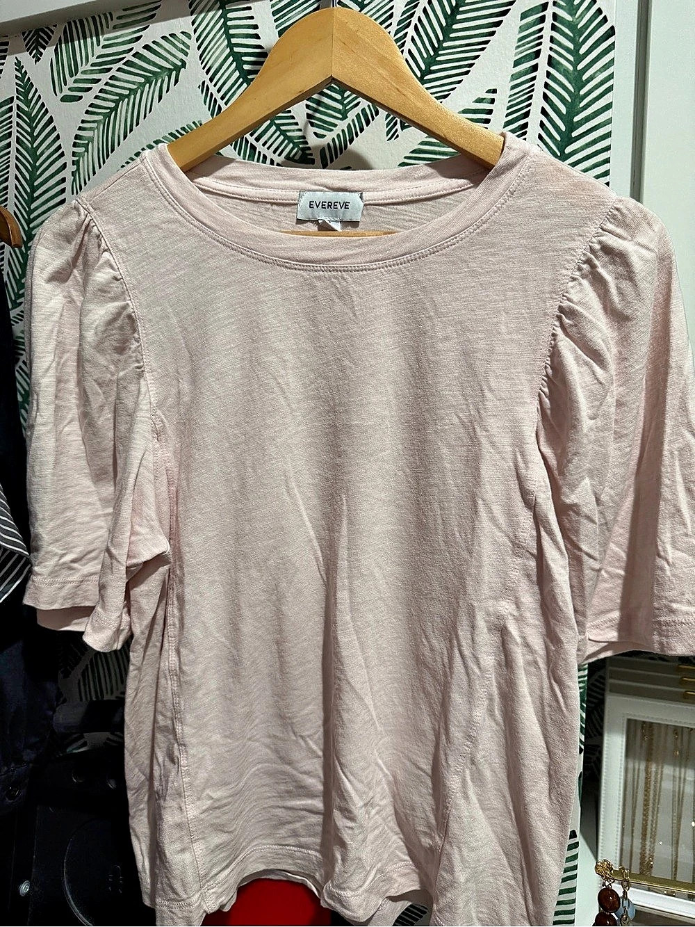 EVEREVE Short Sleeve Puff Shoulder Top in Pink Like New